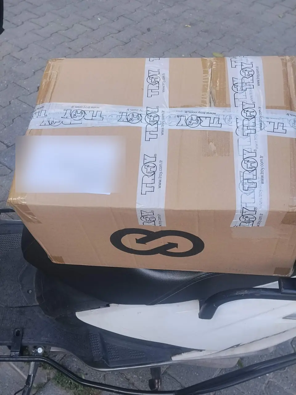 Motorla taşınan, bantlı koli